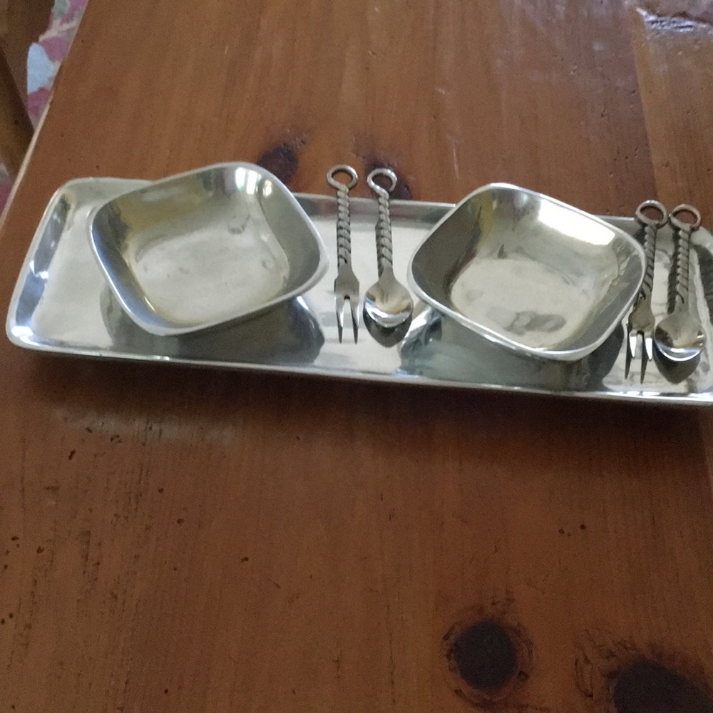 Tray with 2 bowls and servers
